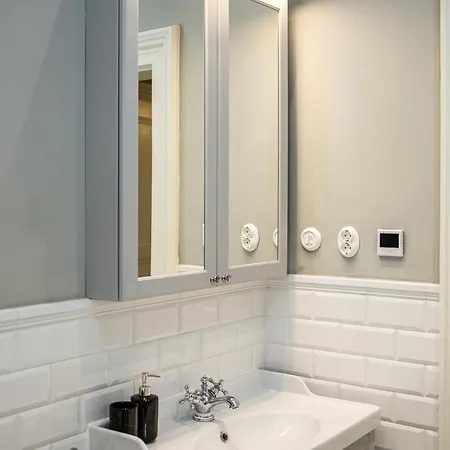 Spacious Victorian By Grand Boulevard Apartamento