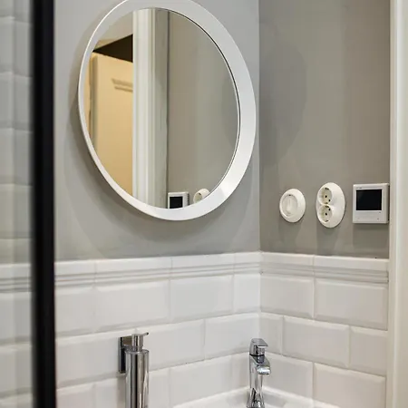 Spacious Victorian By Grand Boulevard Apartamento