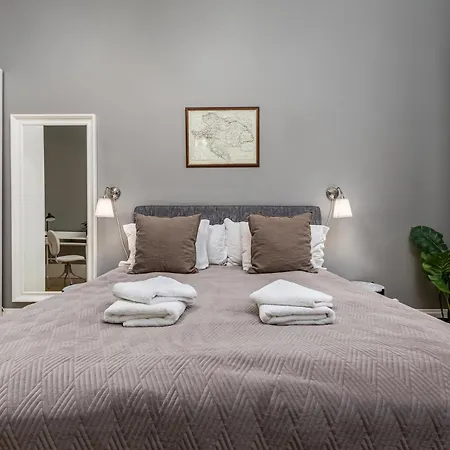 Spacious Victorian By Grand Boulevard Apartamento