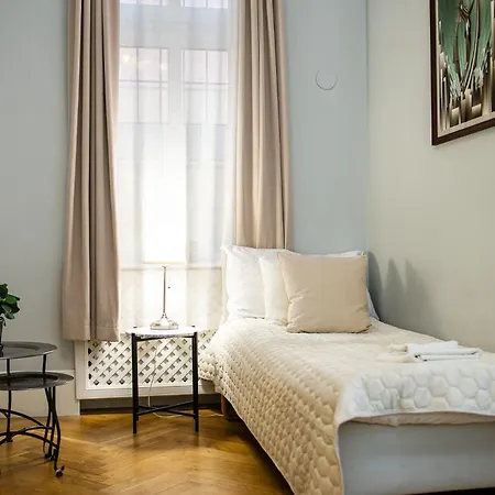 Spacious Victorian By Grand Boulevard Apartamento