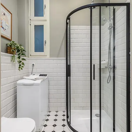 Spacious Victorian By Grand Boulevard Apartamento