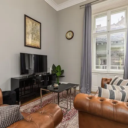 Spacious Victorian By Grand Boulevard * Budapešť
