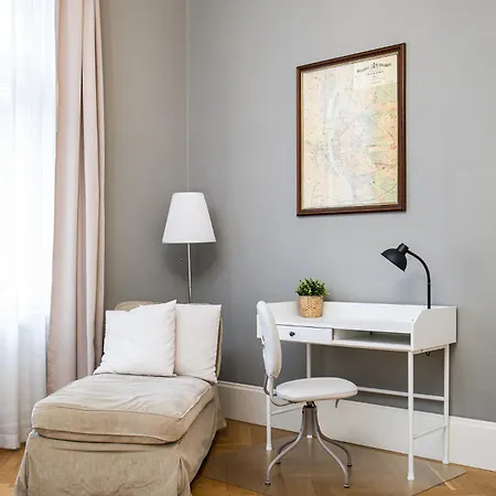Spacious Victorian By Grand Boulevard Budapešť