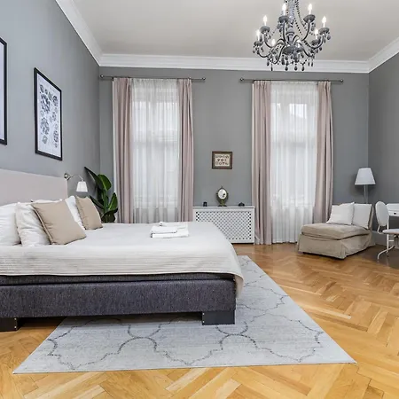 Spacious Victorian By Grand Boulevard * Budapešť