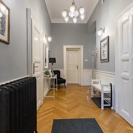 Spacious Victorian By Grand Boulevard Budapešť
