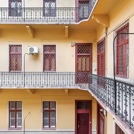 Spacious Victorian By Grand Boulevard * Budapešť