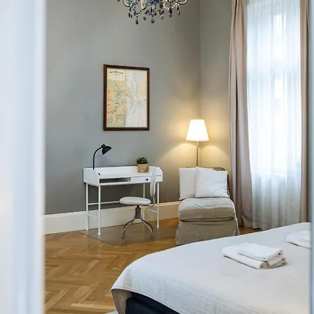 Spacious Victorian By Grand Boulevard *