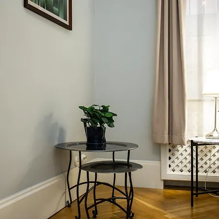 Spacious Victorian By Grand Boulevard