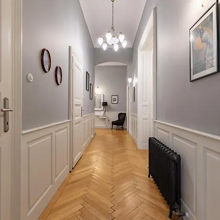 Spacious Victorian By Grand Boulevard *