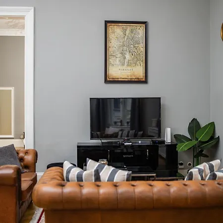 Spacious Victorian By Grand Boulevard