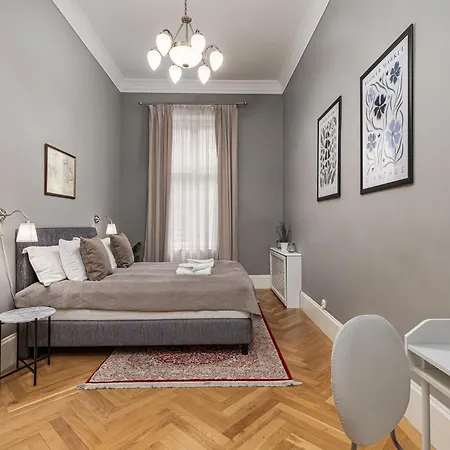 Spacious Victorian By Grand Boulevard Apartment Budapest