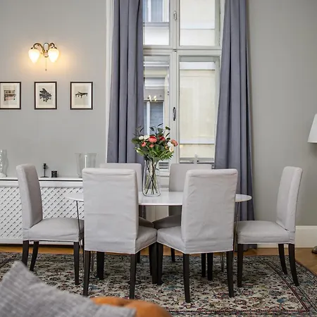 Spacious Victorian By Grand Boulevard