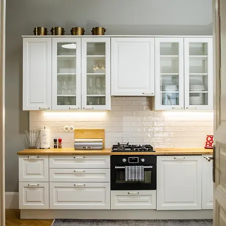 Spacious Victorian By Grand Boulevard Appartamento