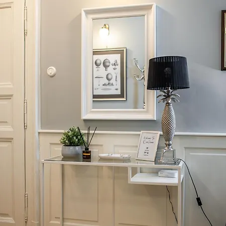 Spacious Victorian By Grand Boulevard Apartment Budapest