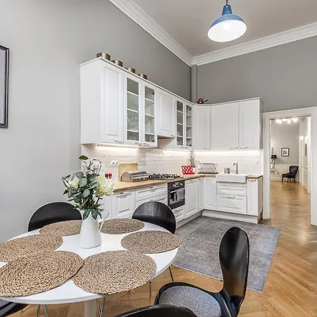 Apartment Spacious Victorian By Grand Boulevard Budapest
