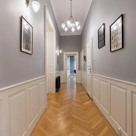 Spacious Victorian By Grand Boulevard *