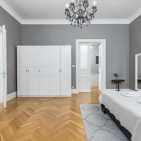 Spacious Victorian By Grand Boulevard Apartment Budapest