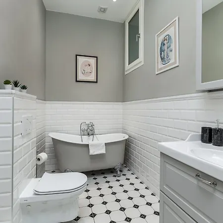 Spacious Victorian By Grand Boulevard Budapest