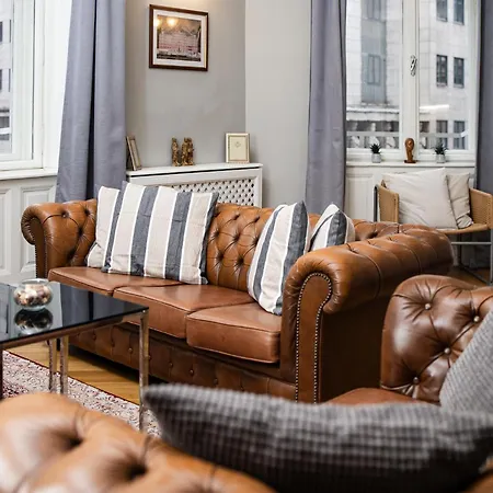 Spacious Victorian By Grand Boulevard