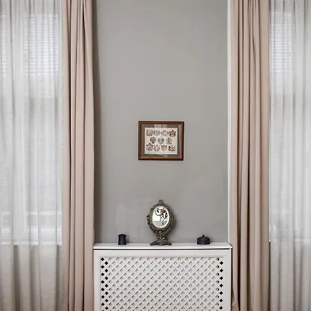 Spacious Victorian By Grand Boulevard *