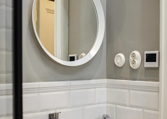 Spacious Victorian By Grand Boulevard شقة