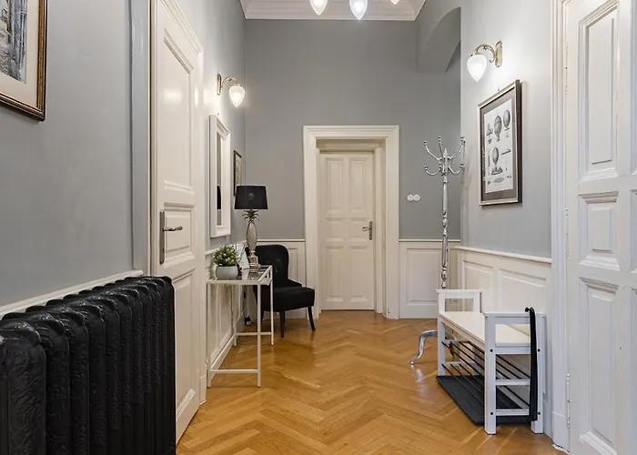 Spacious Victorian By Grand Boulevard بودابست