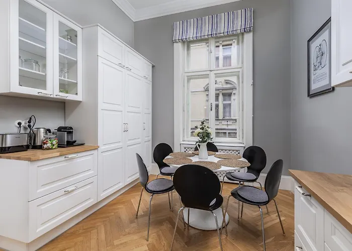 Spacious Victorian By Grand Boulevard شقة