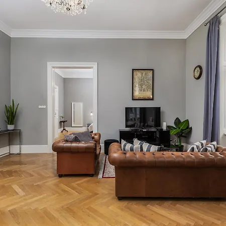 Spacious Victorian By Grand Boulevard Будапешт