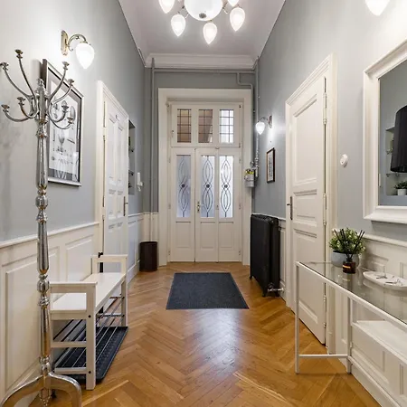 Spacious Victorian By Grand Boulevard Appartement *