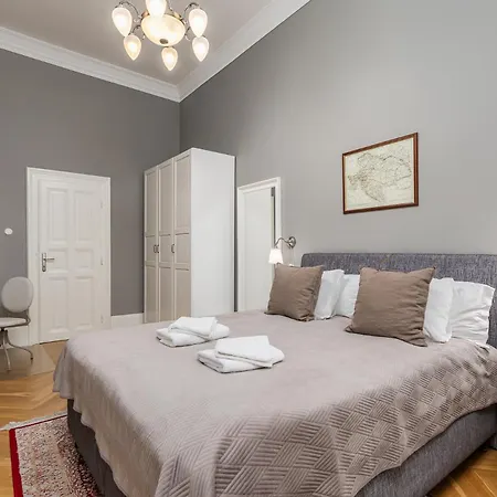Spacious Victorian By Grand Boulevard Апартаменты *
