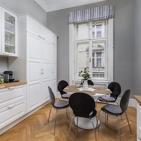 Spacious Victorian By Grand Boulevard Appartement