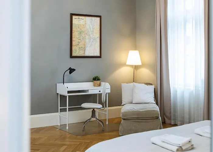 Spacious Victorian By Grand Boulevard *