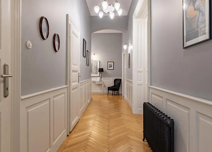 Spacious Victorian By Grand Boulevard *