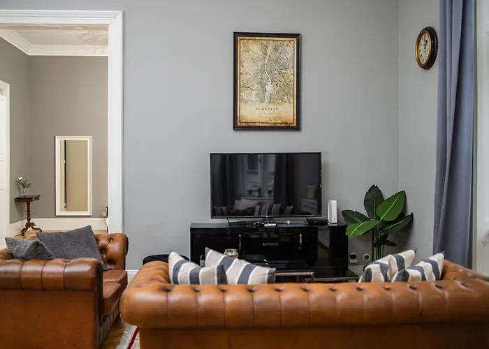 Spacious Victorian By Grand Boulevard
