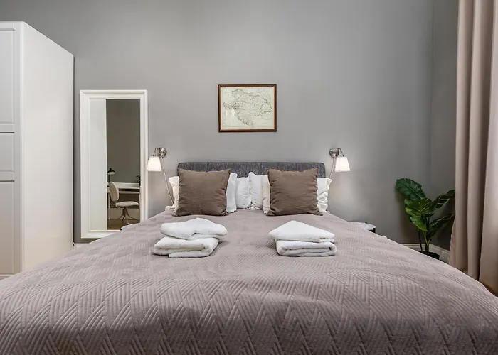 Spacious Victorian By Grand Boulevard Appartement