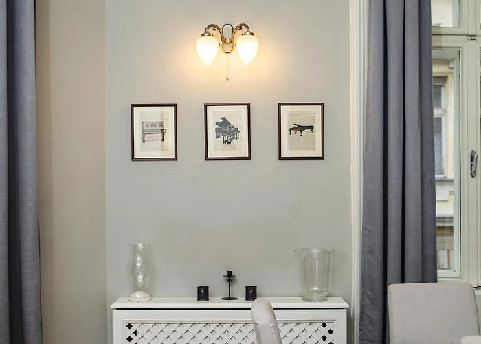 Spacious Victorian By Grand Boulevard *