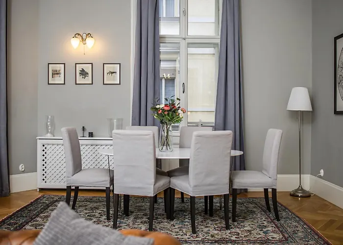 Spacious Victorian By Grand Boulevard