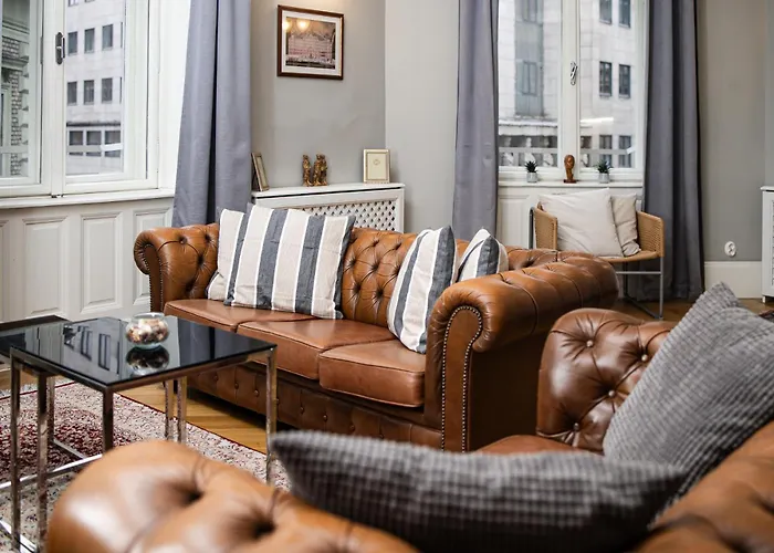 Spacious Victorian By Grand Boulevard